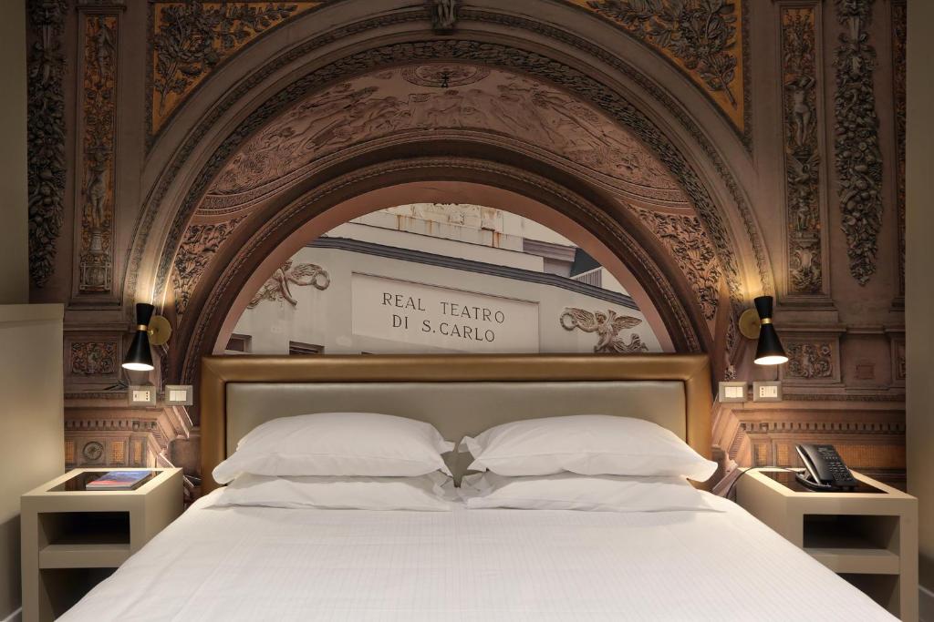 Łóżko lub łóżka w pokoju w obiekcie Caruso Place Boutique & Wellness Suites