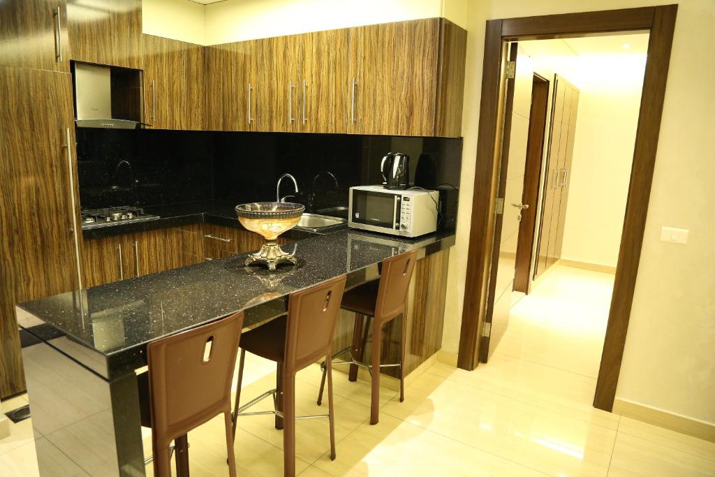 Kuchyň nebo kuchyňský kout v ubytování Verdun Suites Hotel