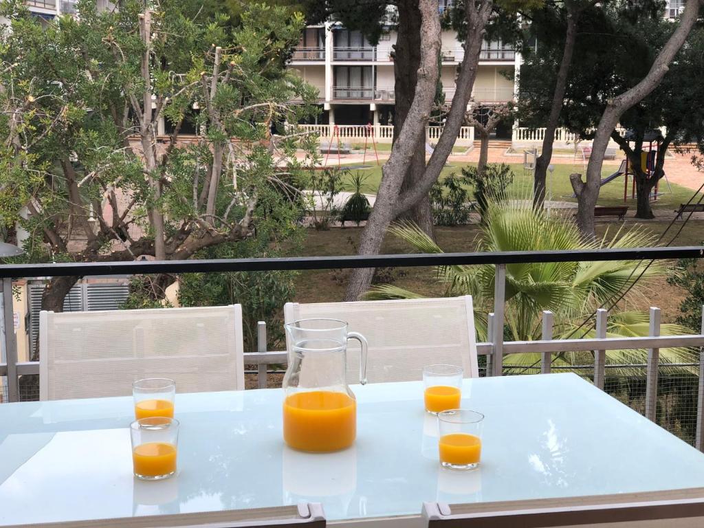 drie glazen sinaasappelsap zittend op een tafel bij SHG CAMBRILS BAHIA VICTORIA in Cambrils