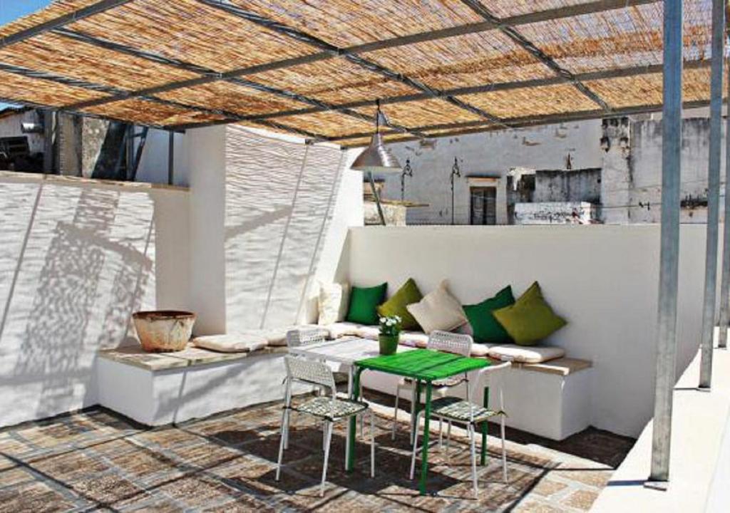 d'une terrasse avec une table et un canapé. dans l'établissement Casetta di paese, à Matino