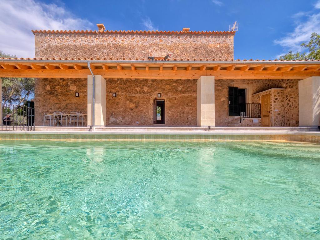 una piscina di fronte a un edificio di CAS FORNER a Pòrtol