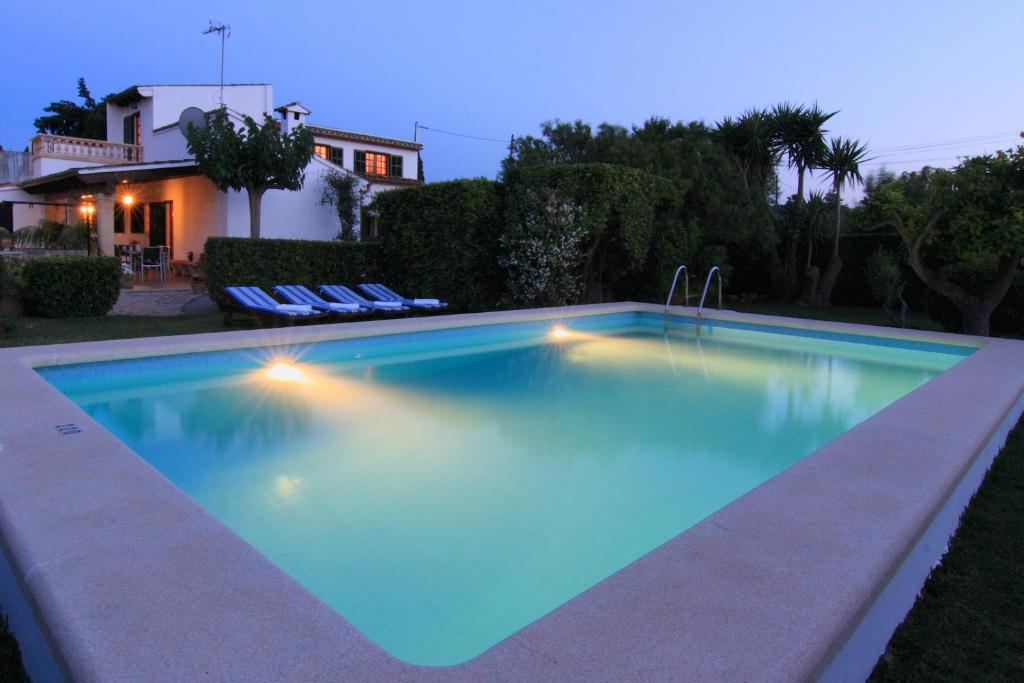 - une piscine d'eau bleue dans l'arrière-cour dans l'établissement Roig Miquel house just 10m driving from Pollensa, à Pollença