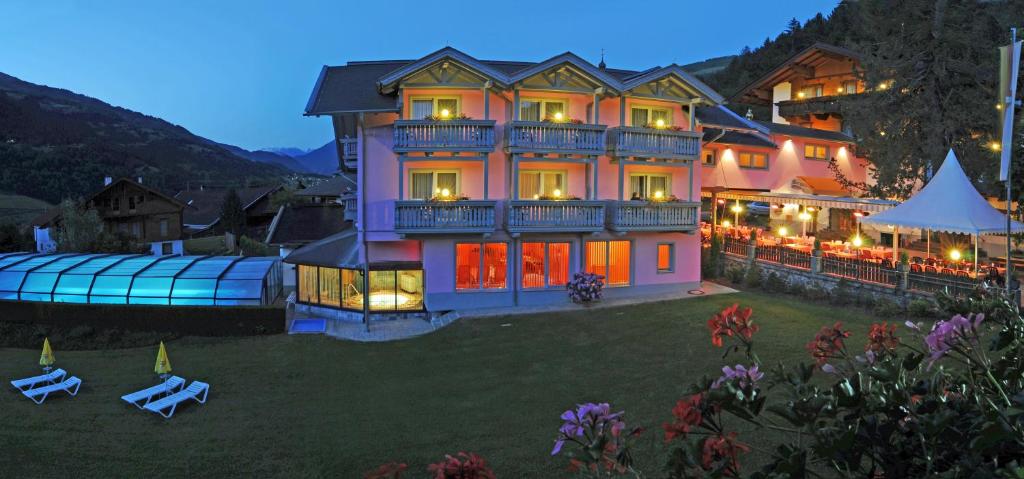 Großes Haus mit Balkon und Hof in der Unterkunft Erholungshotel Margarethenbad in Rangersdorf