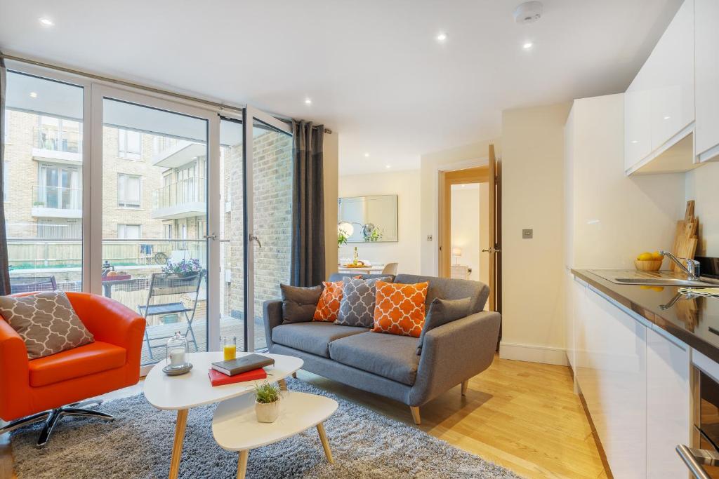 ロンドンにあるTwo Bedroom Apartments in Limehouseのリビングルーム(ソファ、テーブル付)