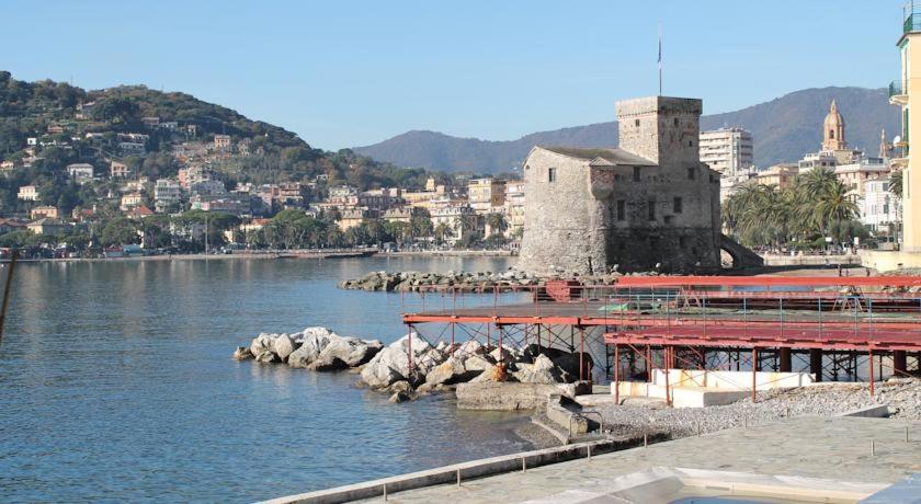 a body of water with a building and a city w obiekcie Hotel Villa Cristina w Rapallo
