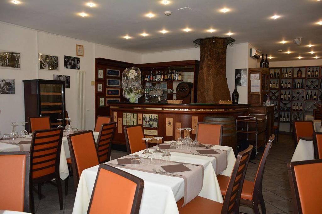 restauracja ze stołami i krzesłami w pokoju w obiekcie Hotel Villa Cristina w Rapallo