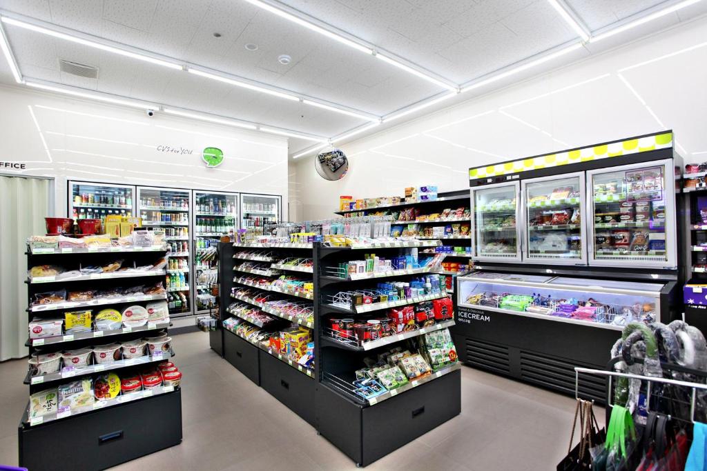 Supermarket nebo jiné obchody v  hotelu nebo okolí