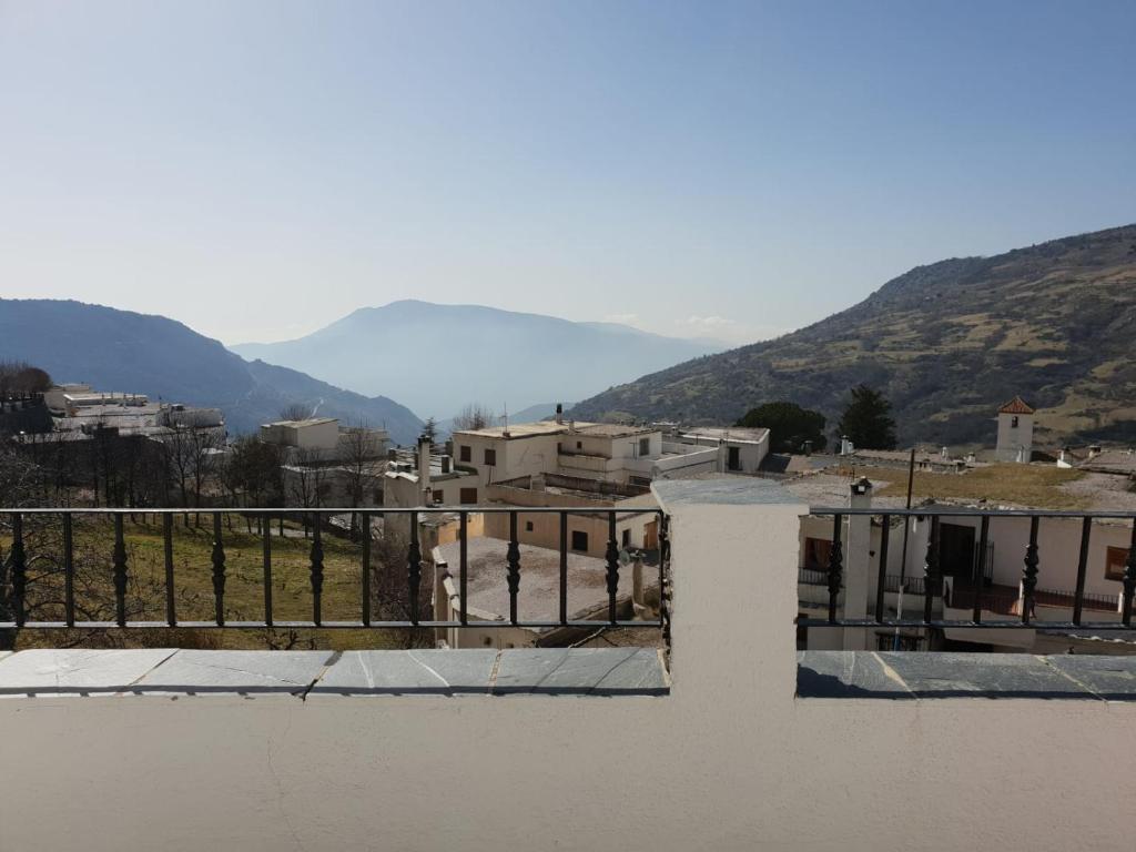 una vista desde el techo de una casa con montañas en el fondo en Apartamento Ruta de las Nieves, en Capileira