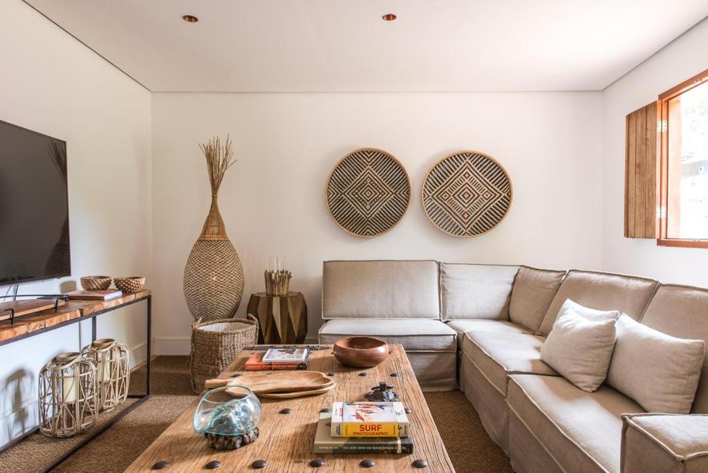 uma sala de estar com um sofá e uma mesa em Casa Amarela em Fernando de Noronha