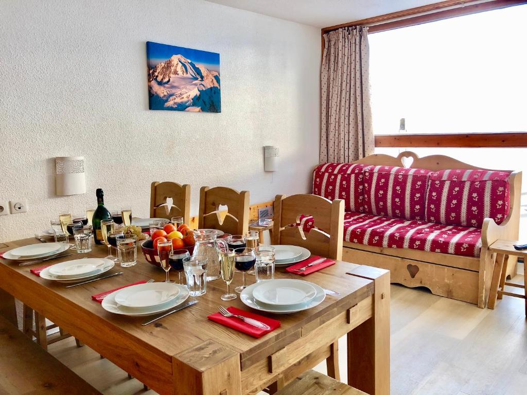a dining room with a table and a couch at Arcadien - Appartement les Arcs 1800 - 10 personnes - 3 chambres in Arc 1800