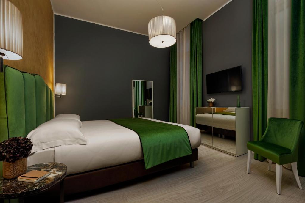 um quarto com uma cama grande e cortinas verdes em San Lio Tourist House em Veneza