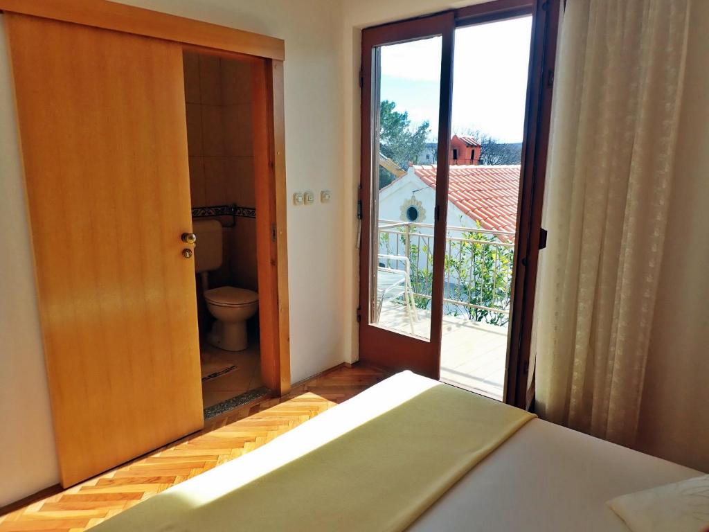 Postel nebo postele na pokoji v ubytování Apartments SIDRO on the beachfront