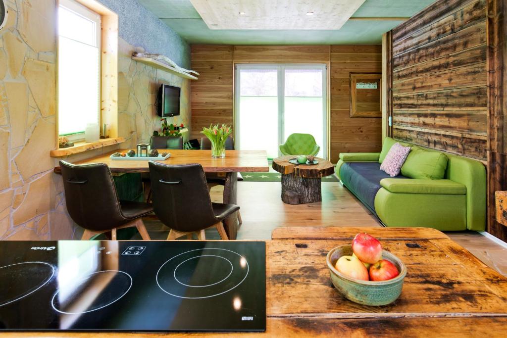 uma cozinha e sala de estar com um sofá e uma mesa em Ferienwohnung Chiara em Oybin