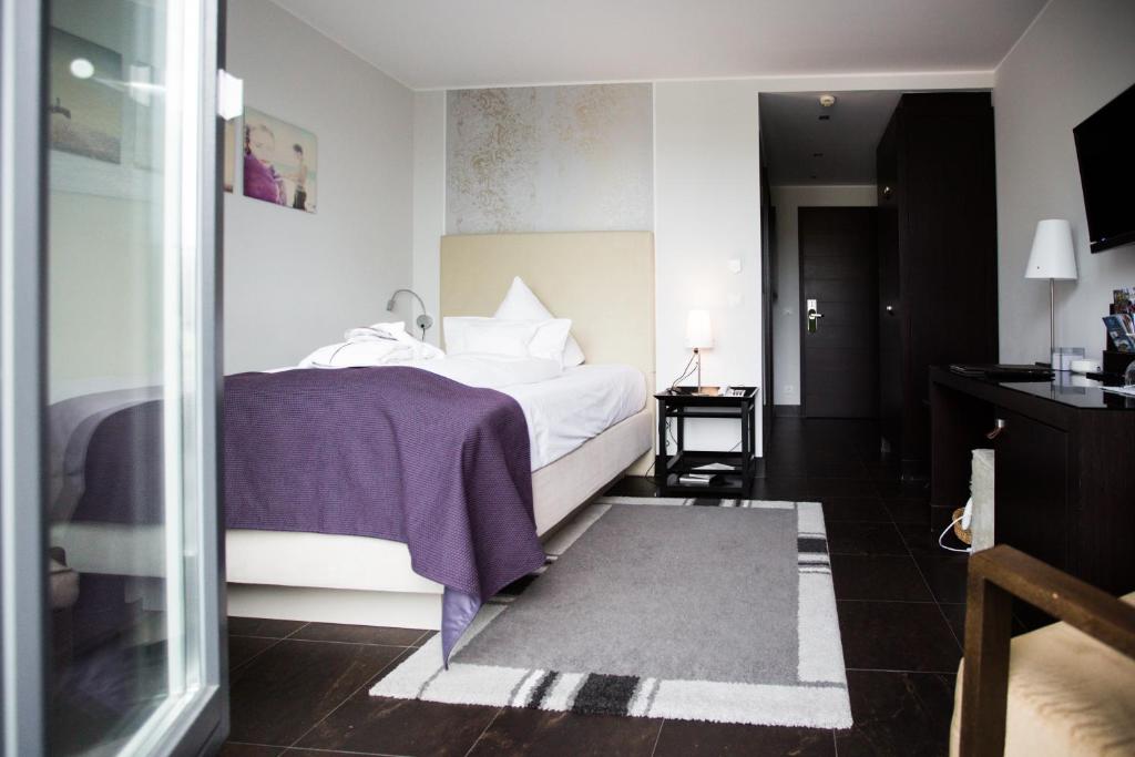 Postel nebo postele na pokoji v ubytování Hotel Künstlerquartier Seezeichen