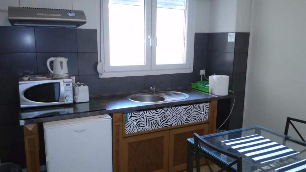 Kuchyňa alebo kuchynka v ubytovaní Prime Location Bright Studio City center Super 5G Wifi 200Mbps with32''TV