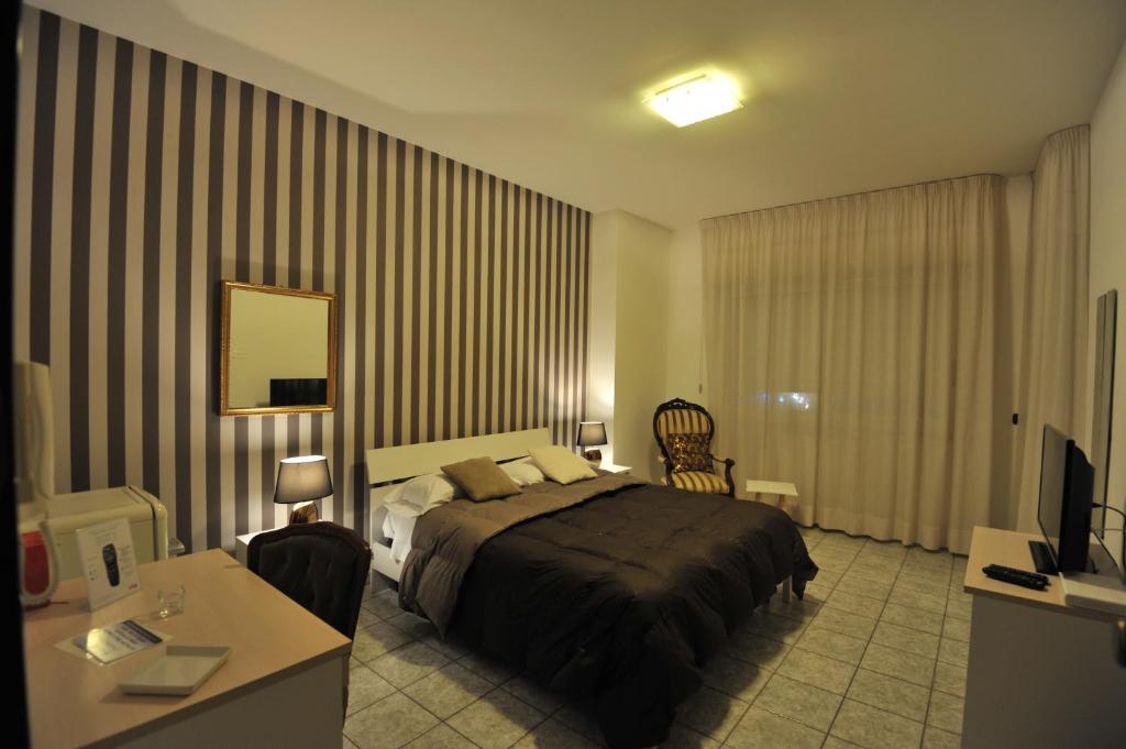 a hotel room with a bed and a desk at Quarantadue Quindici in Termoli