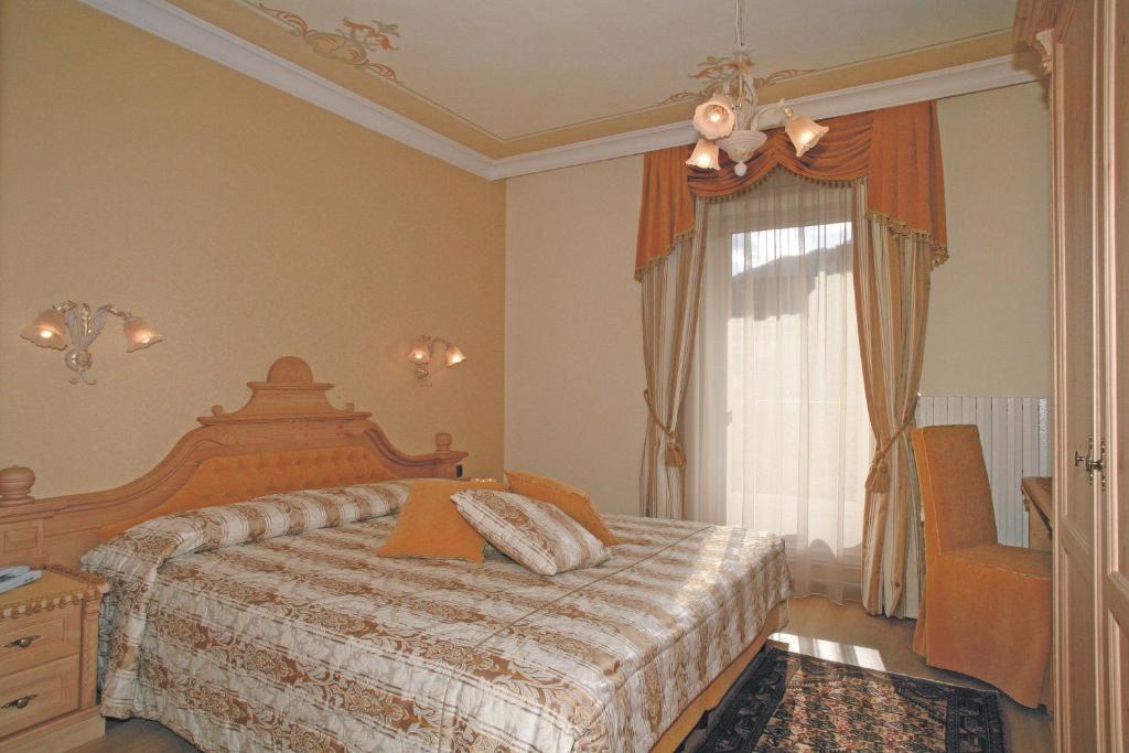 Łóżko lub łóżka w pokoju w obiekcie Hotel Colbricon Beauty & Relax