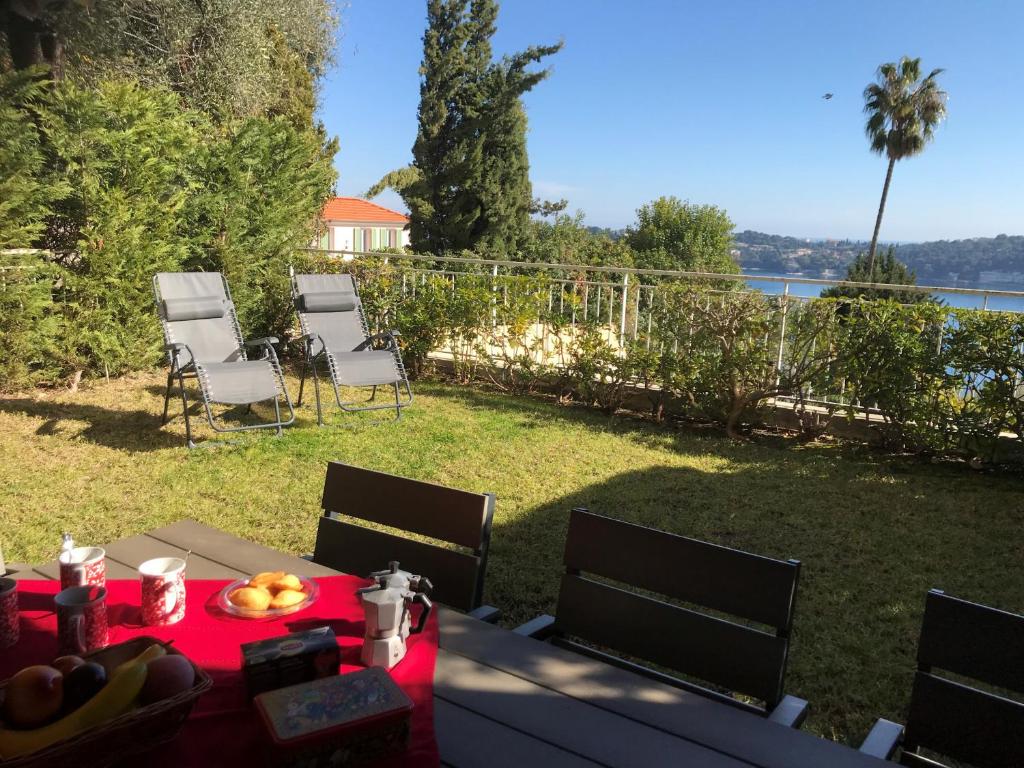 Una mesa con un bol de fruta encima. en Jardin Figuiers AP4123 by Riviera Holiday Homes, en Villefranche-sur-Mer