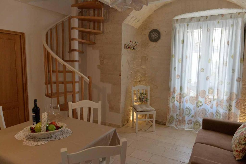 salon ze stołem i miską owoców w obiekcie Trulli MADIA Luxury Alberobello w Alberobello