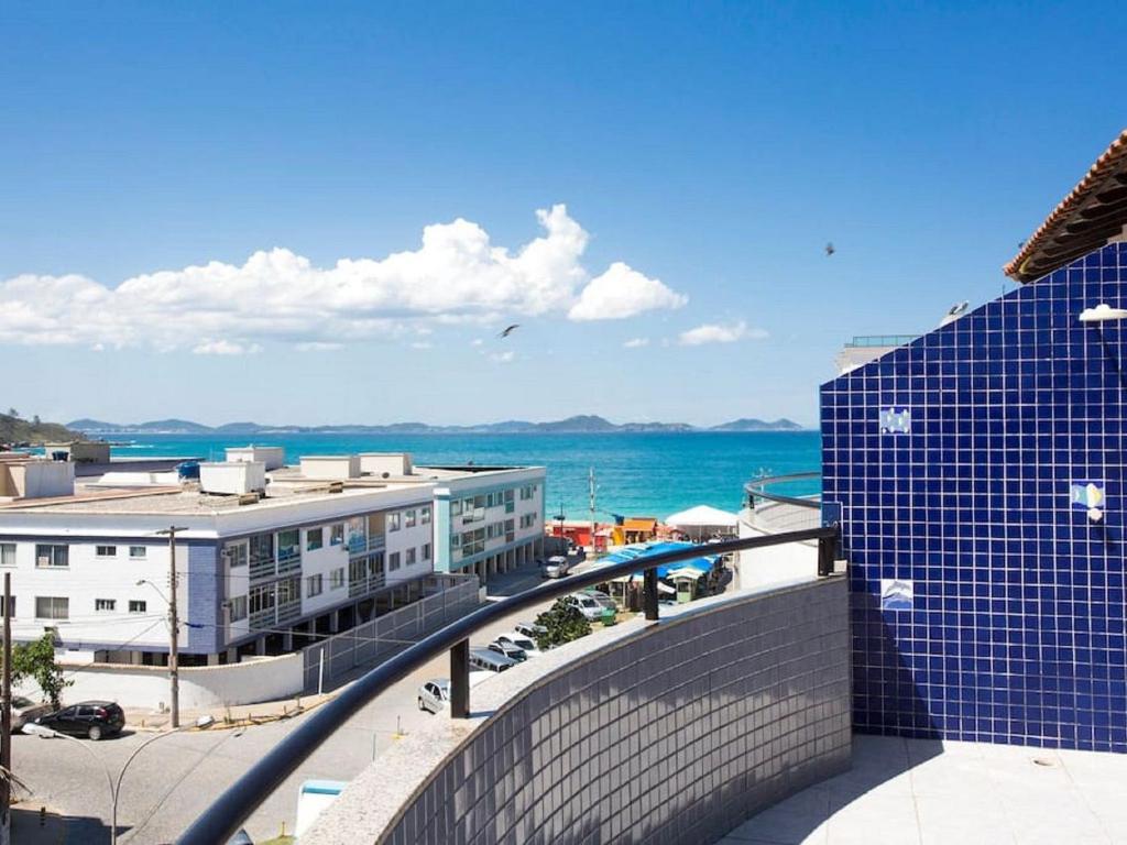 vistas al océano desde el balcón de un edificio en Cobertura Duplex na Prainha com Churrasqueira, en Arraial do Cabo