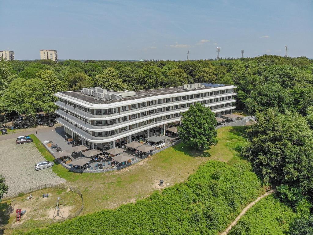 an overhead view of a building with a parking lot at Fletcher Hotel-Restaurant de Wageningsche Berg in Wageningen