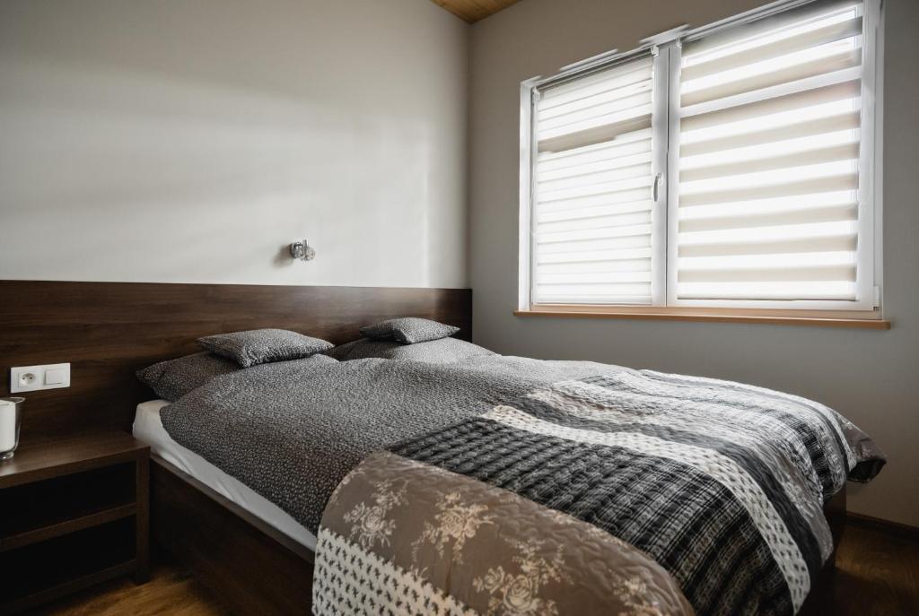 Posteľ alebo postele v izbe v ubytovaní Apartamenty TRZY KOLORY
