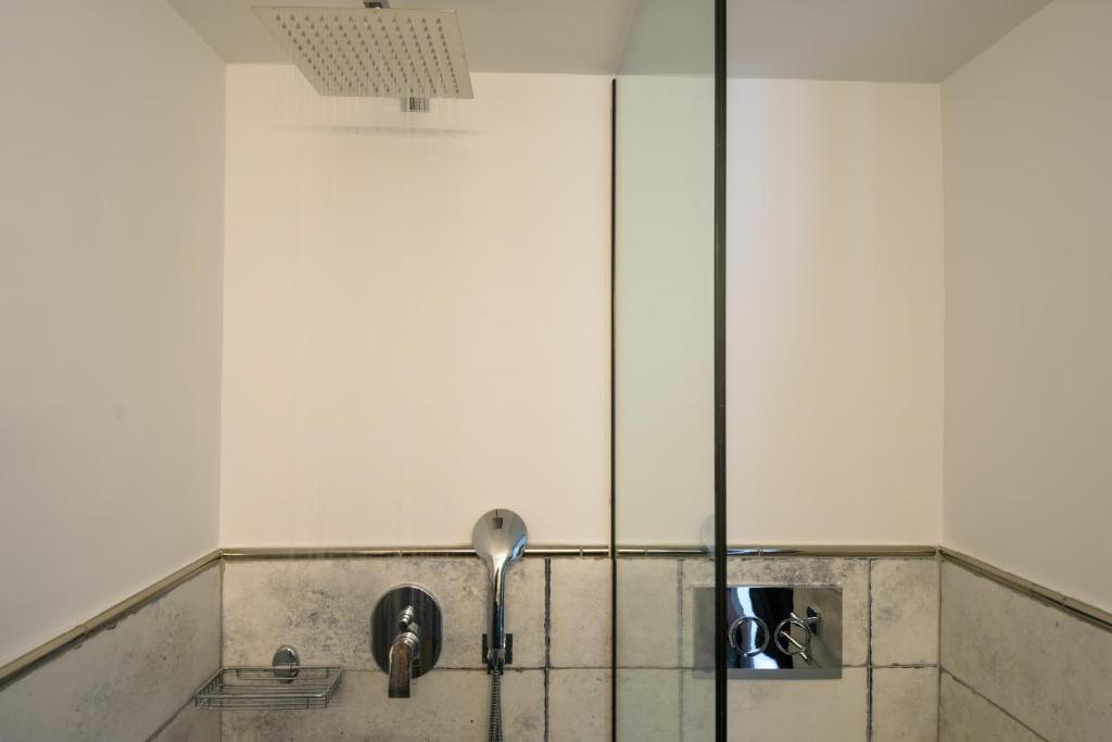 Kúpeľňa v ubytovaní Luxury Studio Apartment in the City Center