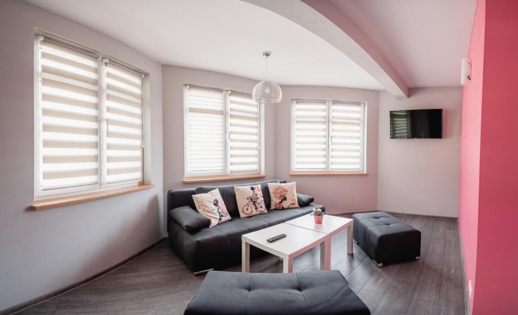Televízia a/alebo spoločenská miestnosť v ubytovaní Apartamenty TRZY KOLORY