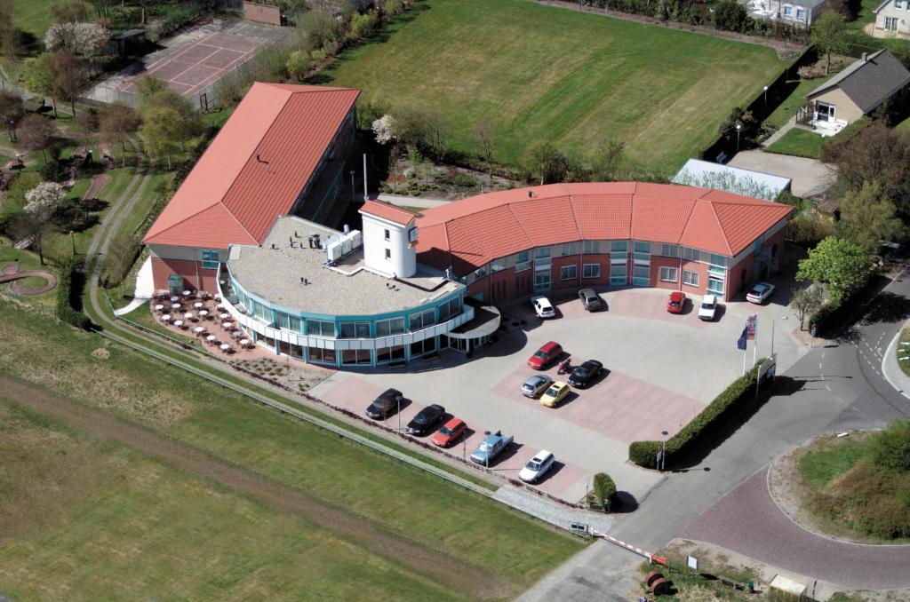 - une vue de tête sur un bâtiment avec un parking dans l'établissement Fletcher Duinhotel Hotel Burgh Haamstede, à Burgh-Haamstede