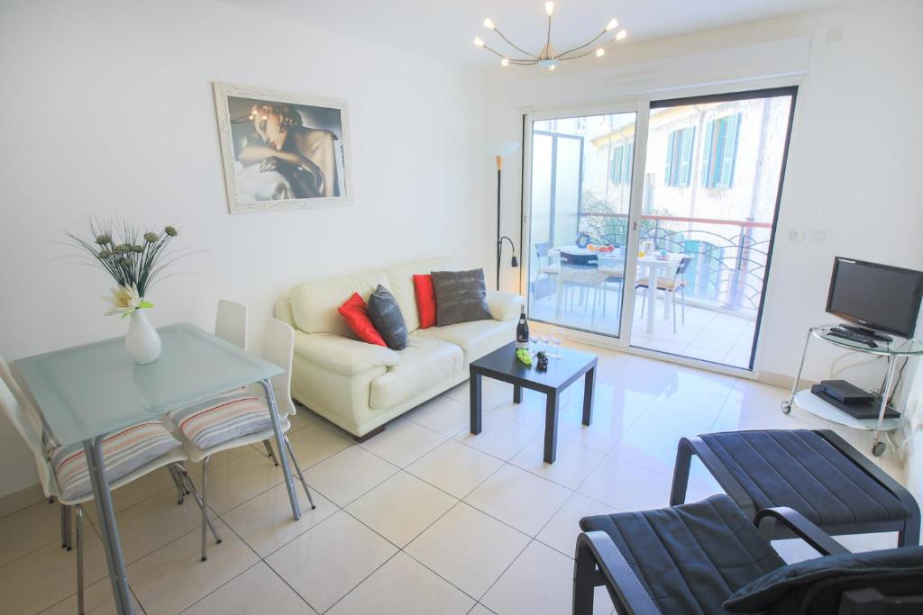 un salon avec un canapé et une table dans l'établissement PALAIS LIBERTE, à Nice