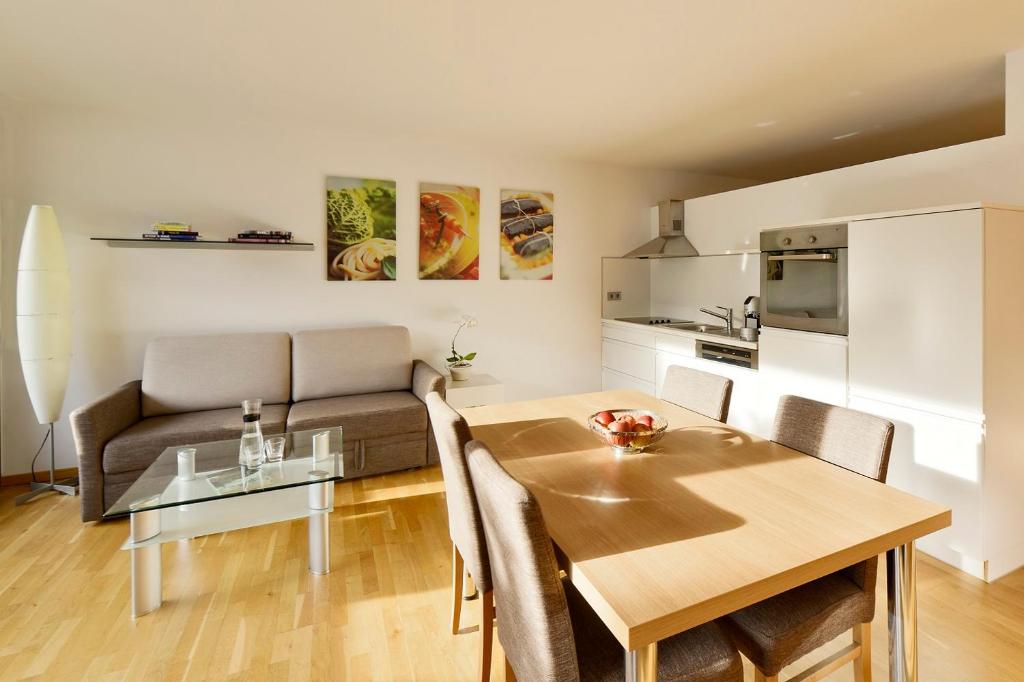 kuchnia i jadalnia ze stołem i kanapą w obiekcie Ferienwohnung iq-Sports w mieście Bludenz