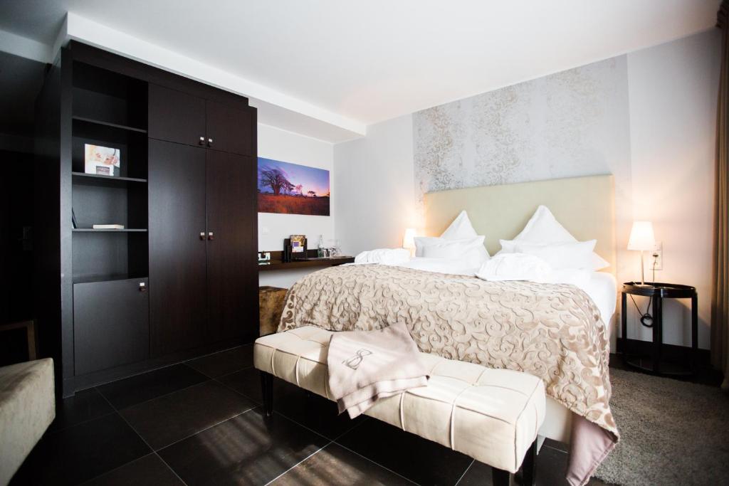 Postel nebo postele na pokoji v ubytování Hotel Künstlerquartier Seezeichen