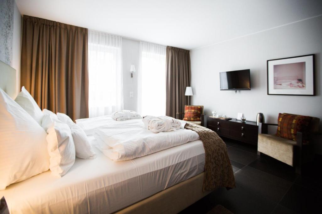Postel nebo postele na pokoji v ubytování Hotel Künstlerquartier Seezeichen