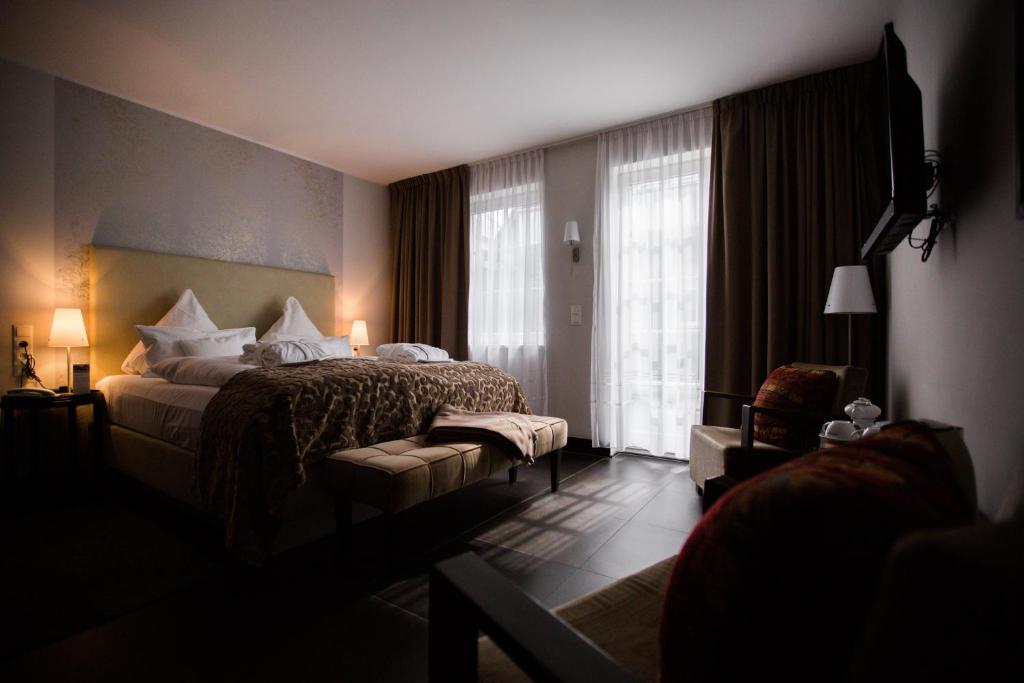 Postel nebo postele na pokoji v ubytování Hotel Künstlerquartier Seezeichen