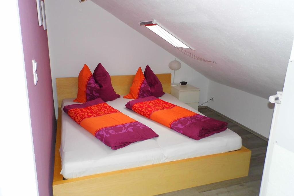 Postel nebo postele na pokoji v ubytování Moderne Ferienwohnung am Stadtrand