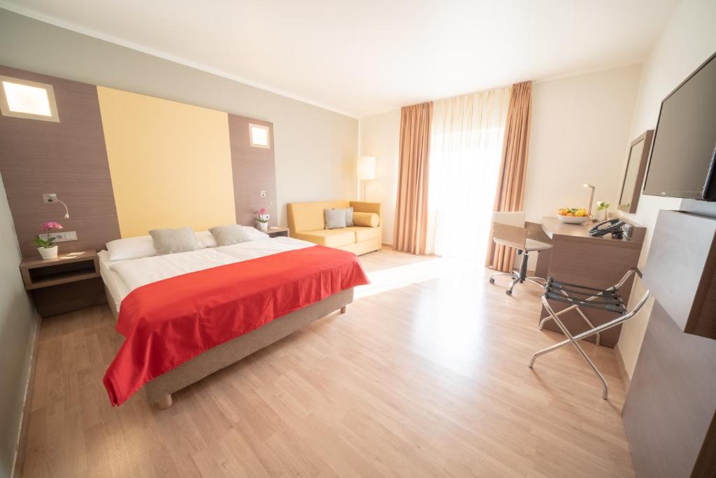 Postel nebo postele na pokoji v ubytování Hotel Orangerie