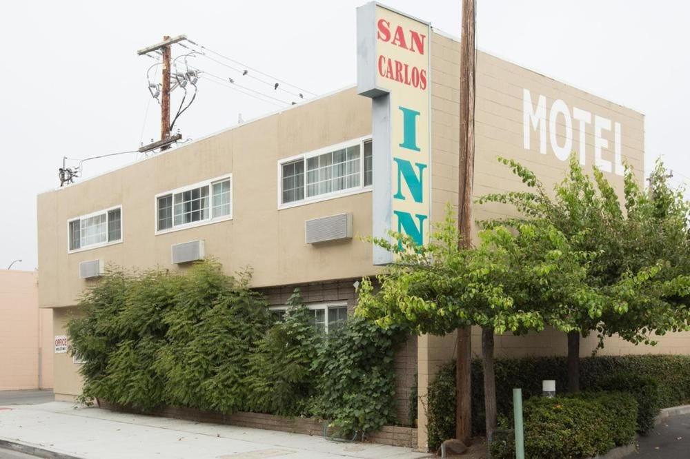 un edificio con un cartel que lee San Francisco Motel en San Carlos Inn en San Carlos