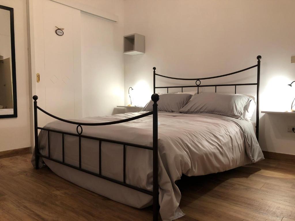 een slaapkamer met een bed met een zwart frame bij Il Pendio in Castellaneta