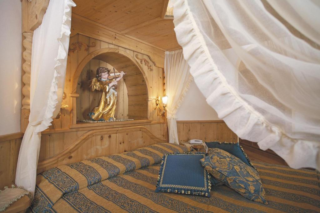 Łóżko lub łóżka w pokoju w obiekcie Hotel Colbricon Beauty & Relax