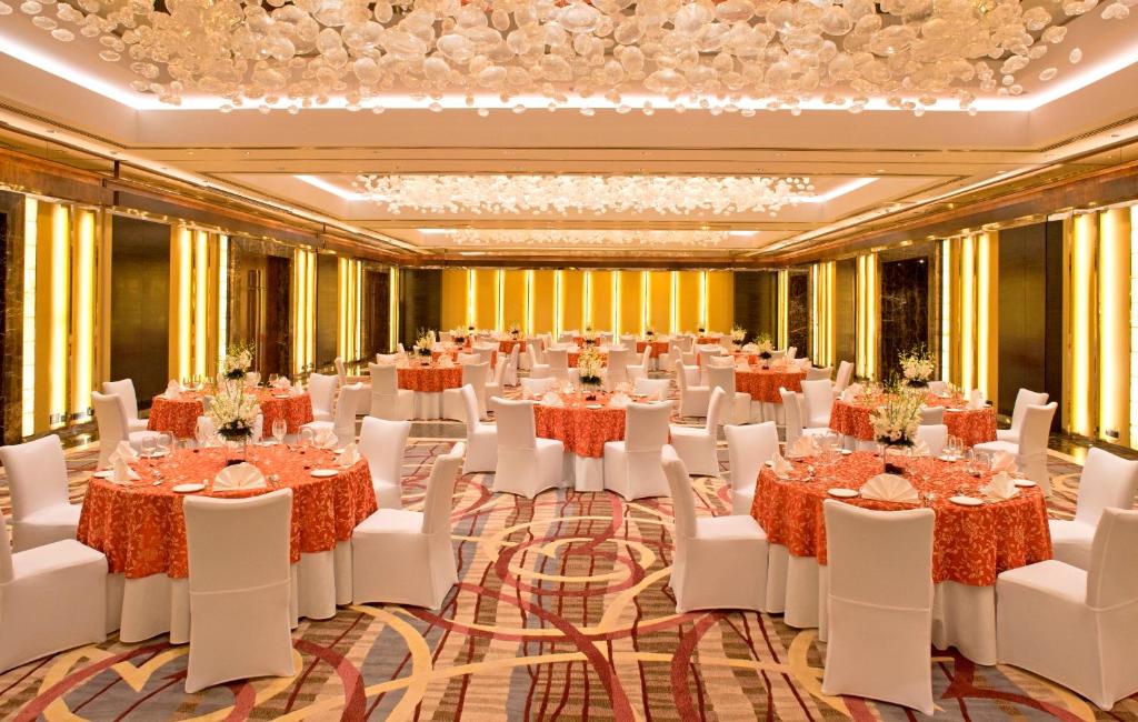 Restaurace v ubytování Radisson Blu Plaza Delhi Airport