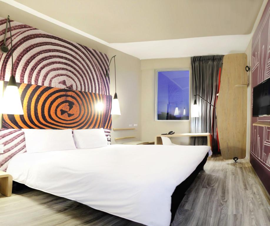 Postel nebo postele na pokoji v ubytování ibis Apartado