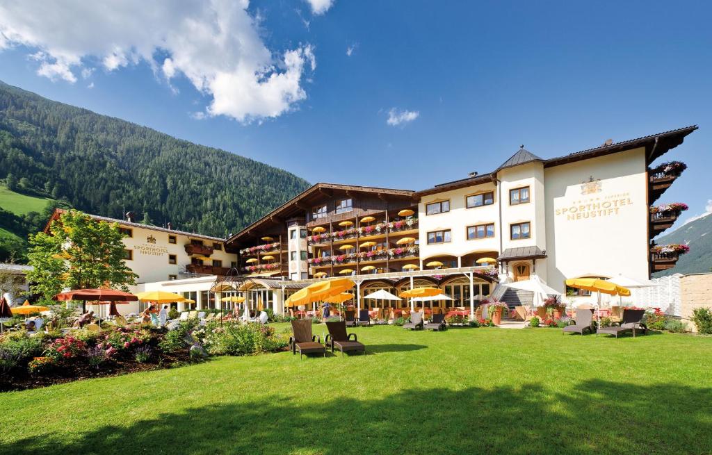 Nespecifikovaný výhled na hory nebo výhled na hory při pohledu z hotelu