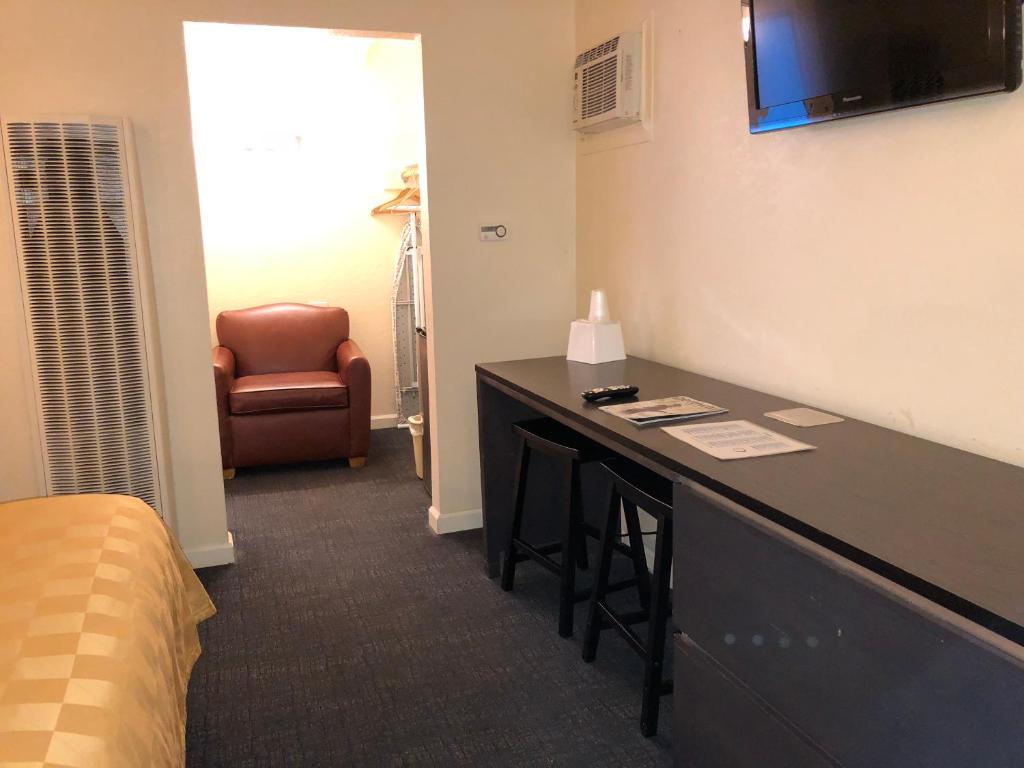Cedar Inn & Suites - Tweepersoonskamer Met Twee Dubbele Bedden