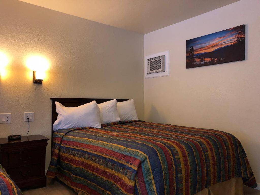 Postel nebo postele na pokoji v ubytování Cedar Inn & Suites