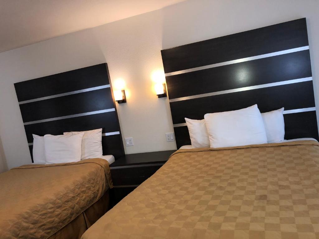 Postel nebo postele na pokoji v ubytování Cedar Inn & Suites