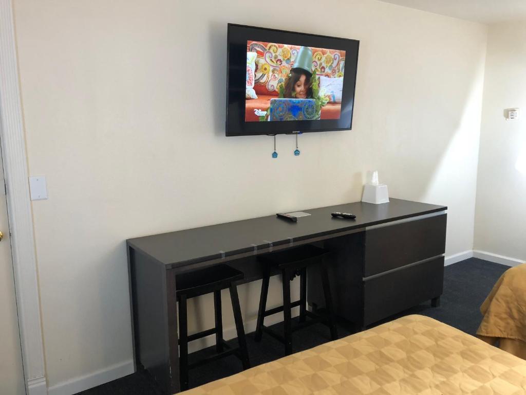 TV a/nebo společenská místnost v ubytování Cedar Inn & Suites