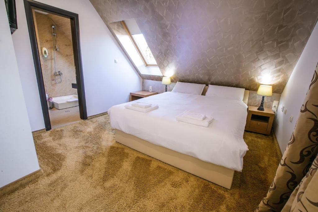 Postel nebo postele na pokoji v ubytování Hotel Andon Angelov
