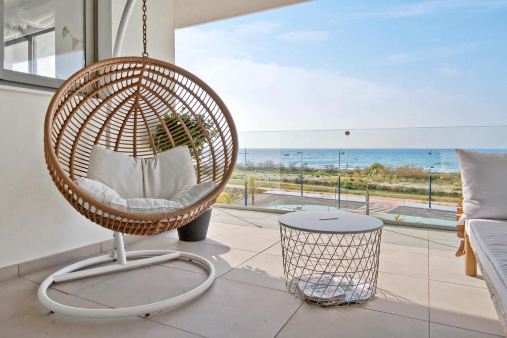 huśtawką w salonie z widokiem na ocean w obiekcie Panorama Beach - Sky View w mieście Torrox Costa