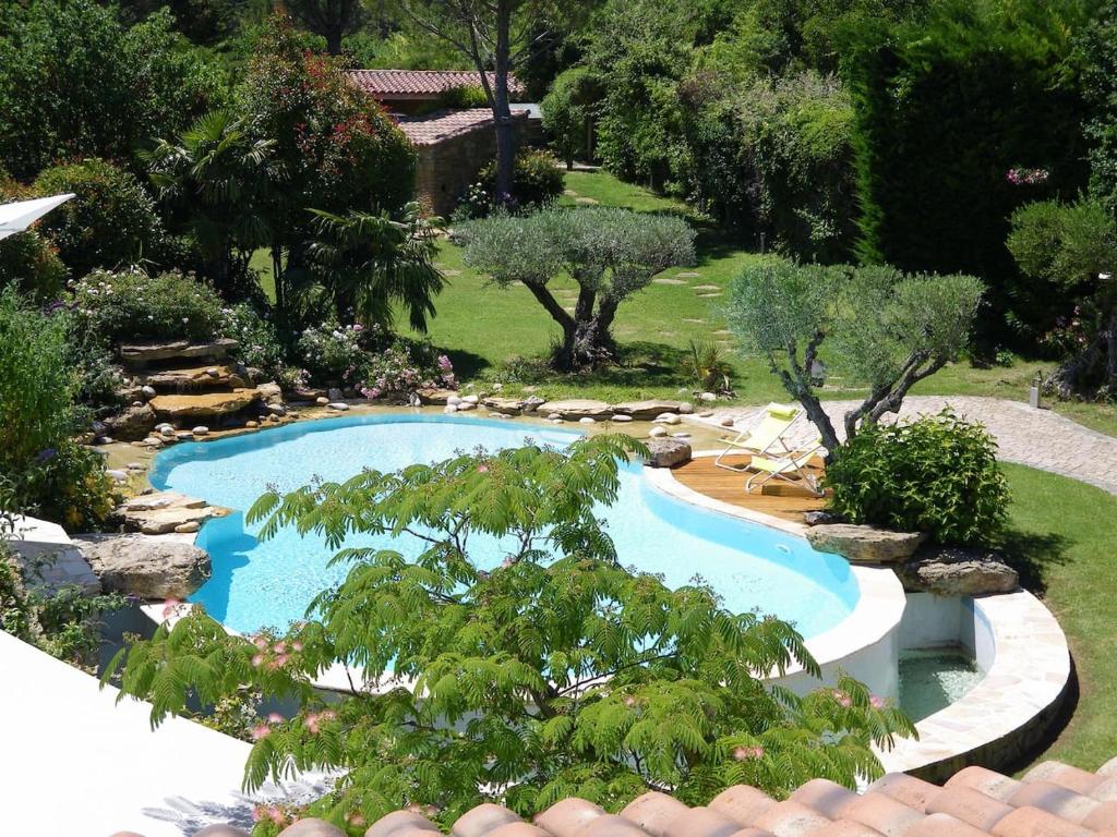 an overhead view of a swimming pool in a garden at Au pays de Cézanne Picasso & Matisse in Aix-en-Provence