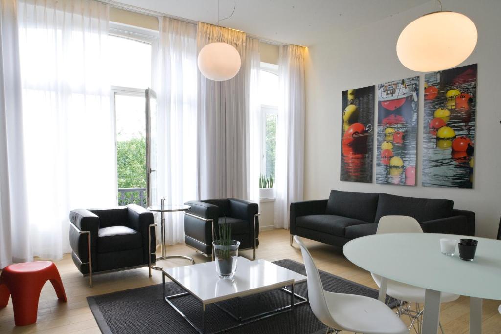 een woonkamer met een bank en een tafel bij Leopold5 Luxe-Design Apartment in Oostende